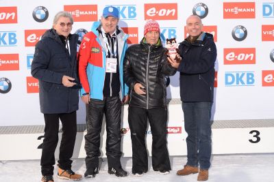Bild © OK Hochfilzen / C. Einecke: Übergabe des WM-Maskottchens Von links: ÖSV-Generalsekretär Dr. Klaus Leistner, Franz Berger (OK-Biathlon), ÖSV Präsident Prof. Peter Schröcksnadel, Verteidigungsminister Mag. Gerald Klug