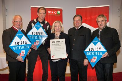 Bild © Die Fotografen: von links: Bgm. Leo Niedermoser, Johann Wieser, Bgm. Brigitte Lackner und Bgm. Konrad Walk nahmen die Loipengütesiegel von Landeshauptmann Günther Platter (2. V. rechts) entgegen