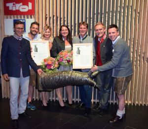Bild © WMP: Josef Margreiter (GF Tirol Werung - links) und Florian Phleps (Prokurist Tirol Werbung - rechts) mit den Siegerteam aus dem PillerseeTal
