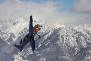 Air-Racer Hannes Arch begeisterte mit spektakulären Flugmanövern über den Köpfen des Publikums am Lärchfilzkogel. // Credit: smpr.at